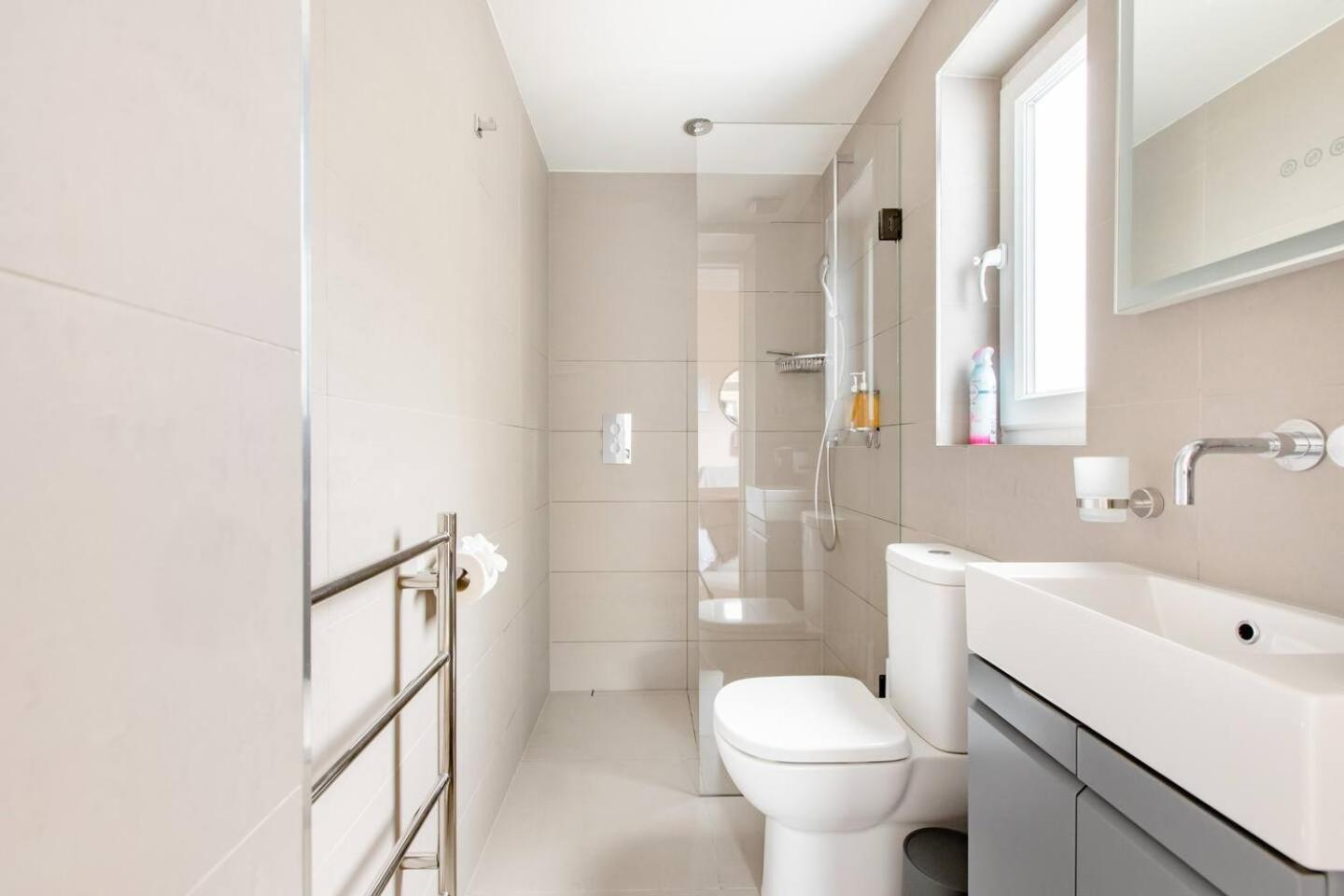 Luxury King-Bed Ensuite With Quiet Private Patio London Ngoại thất bức ảnh