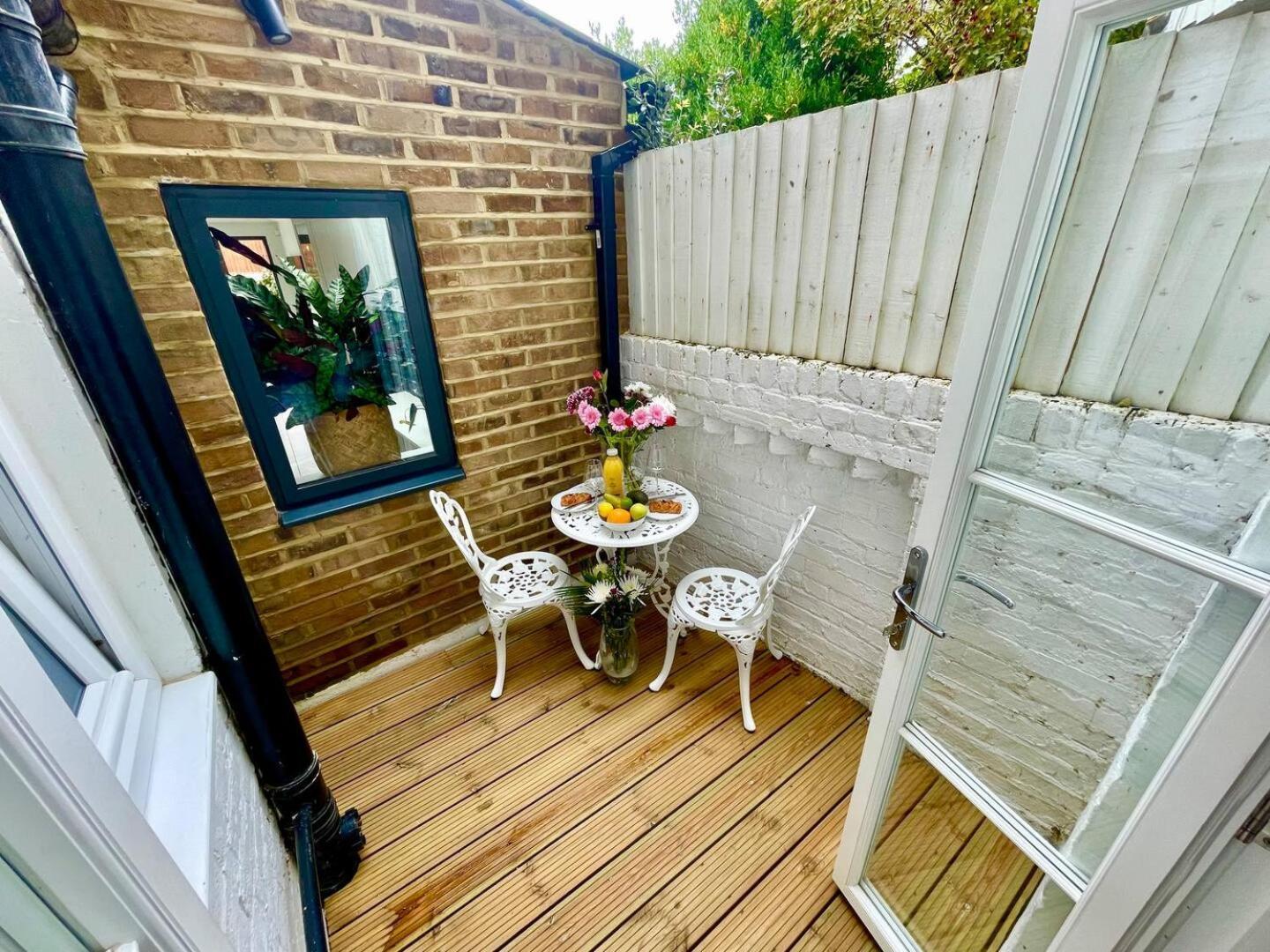 Luxury King-Bed Ensuite With Quiet Private Patio London Ngoại thất bức ảnh