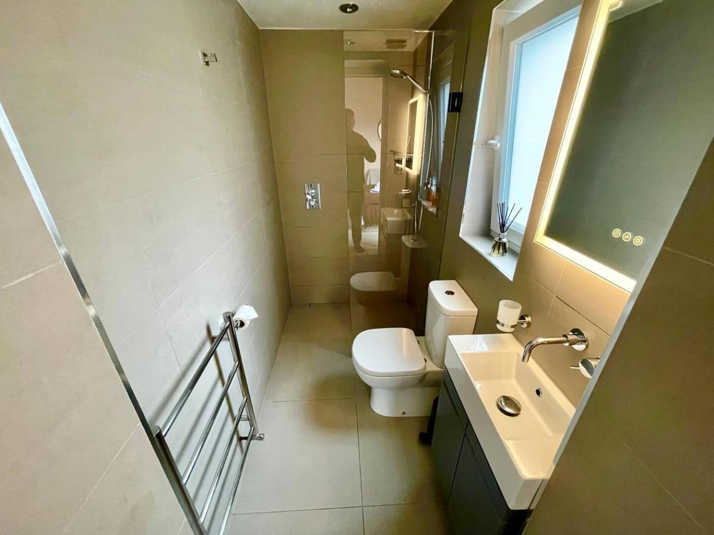 Luxury King-Bed Ensuite With Quiet Private Patio London Ngoại thất bức ảnh