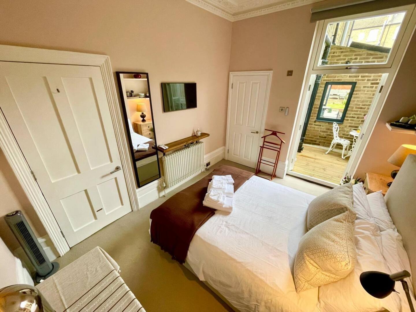 Luxury King-Bed Ensuite With Quiet Private Patio London Ngoại thất bức ảnh